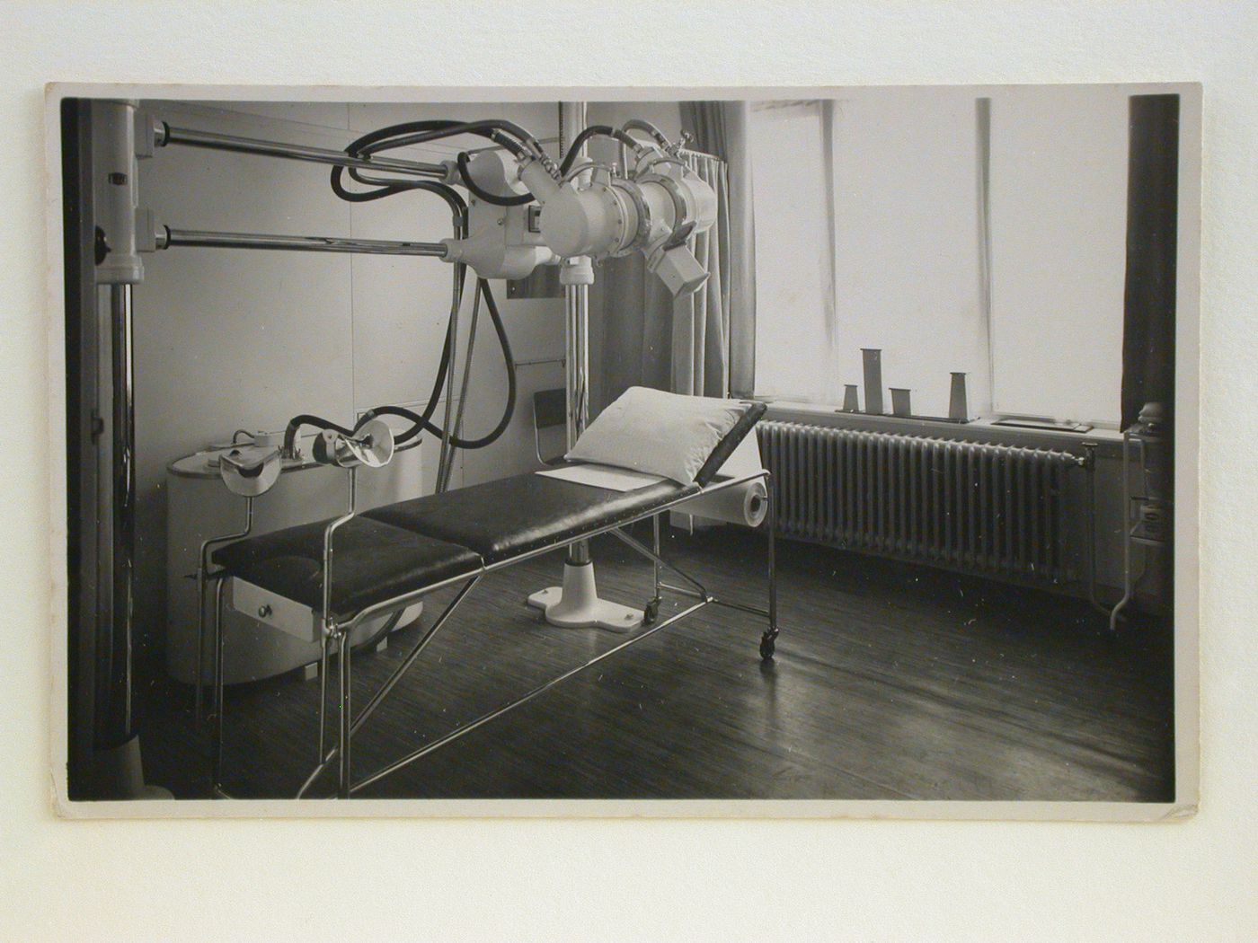 The Diaconessen - inrichting extension, X-ray therapy room with machine and bed, Rotterdam, Netherlands