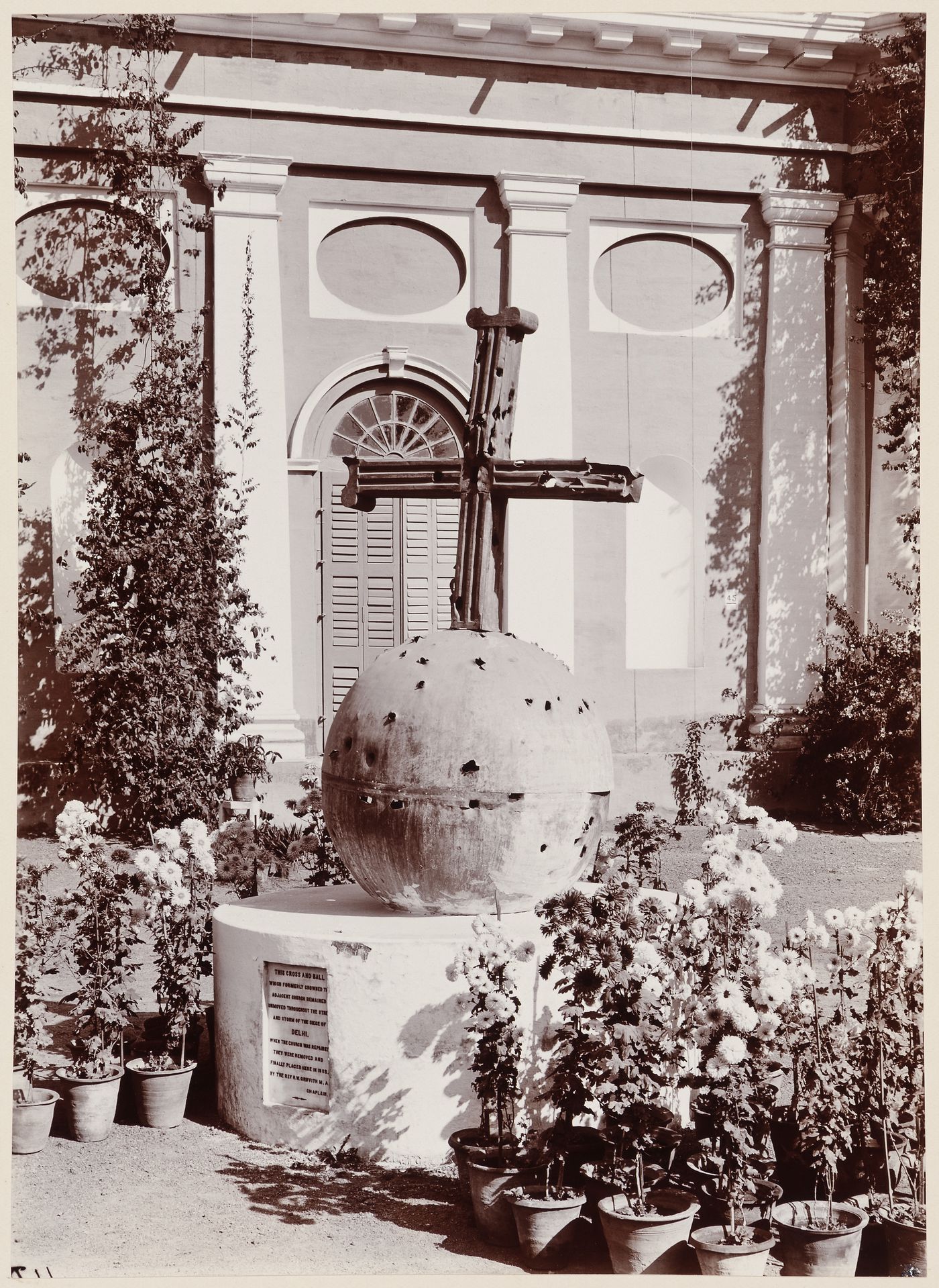 View of a cross-and-ball commemorative of the Uprising of 1857, also showing fanlights of a building in the background, Delhi (now Delhi Union Territory), India