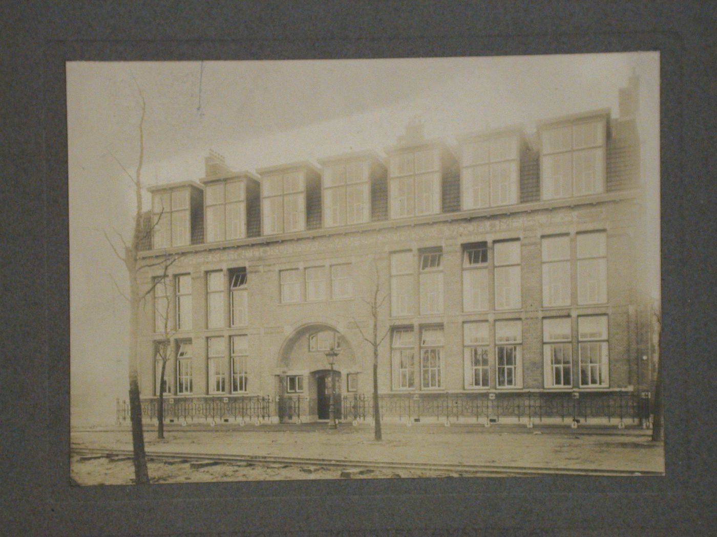 View of the principal façade of the Dagteeken-en Kunstambachtschool voor Meisjes [Day Art and Art Handiwork School for Girls] (also known as the Teekenschool v Meisjes [Art School for Girls]), 16 Gabriël Metsusstraat, Amsterdam, Netherlands