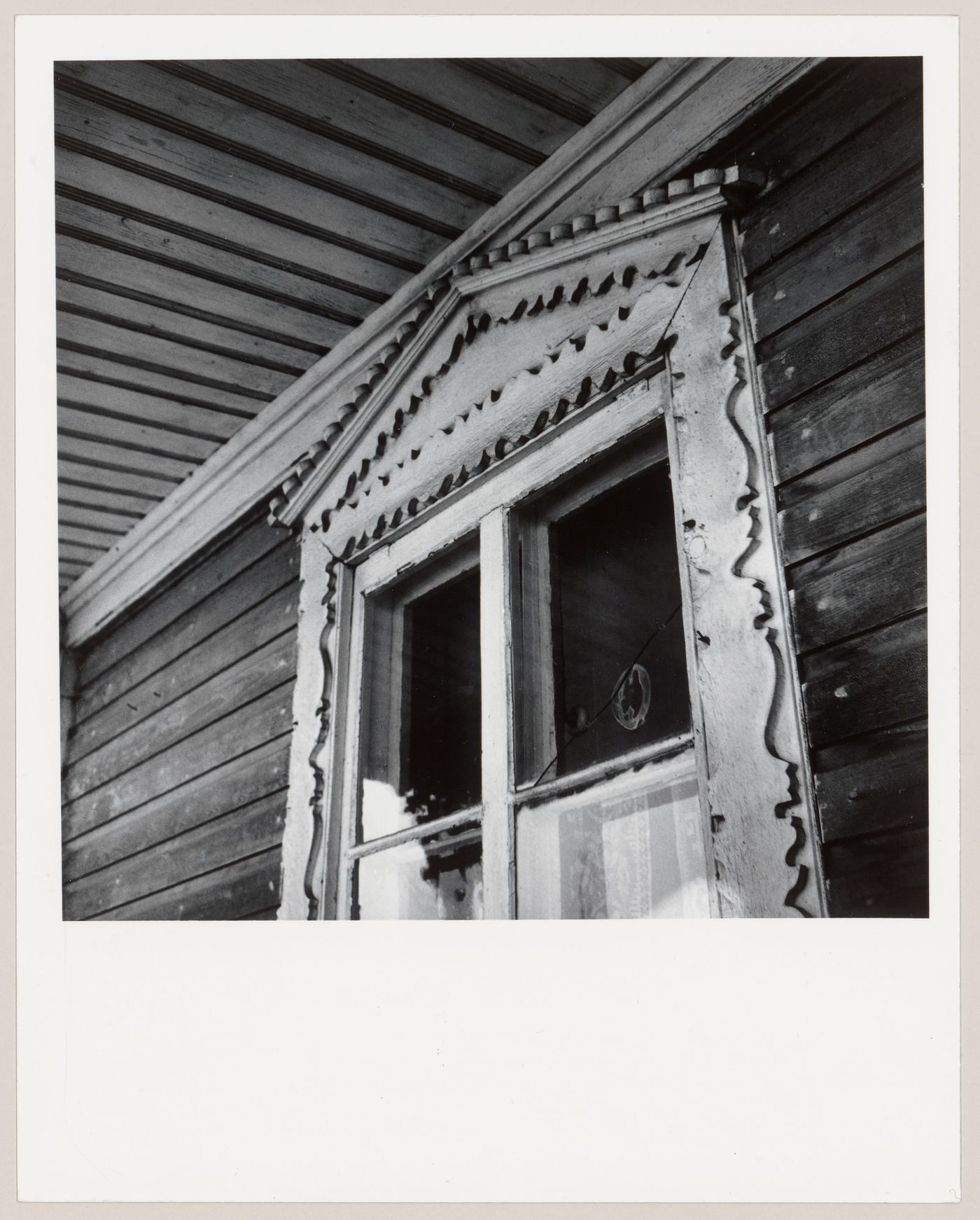 Détail de la moulure d'une fenêtre de la maison de l'artisan Servule Morneau, Saint-Jean-Port-Joli, Québec