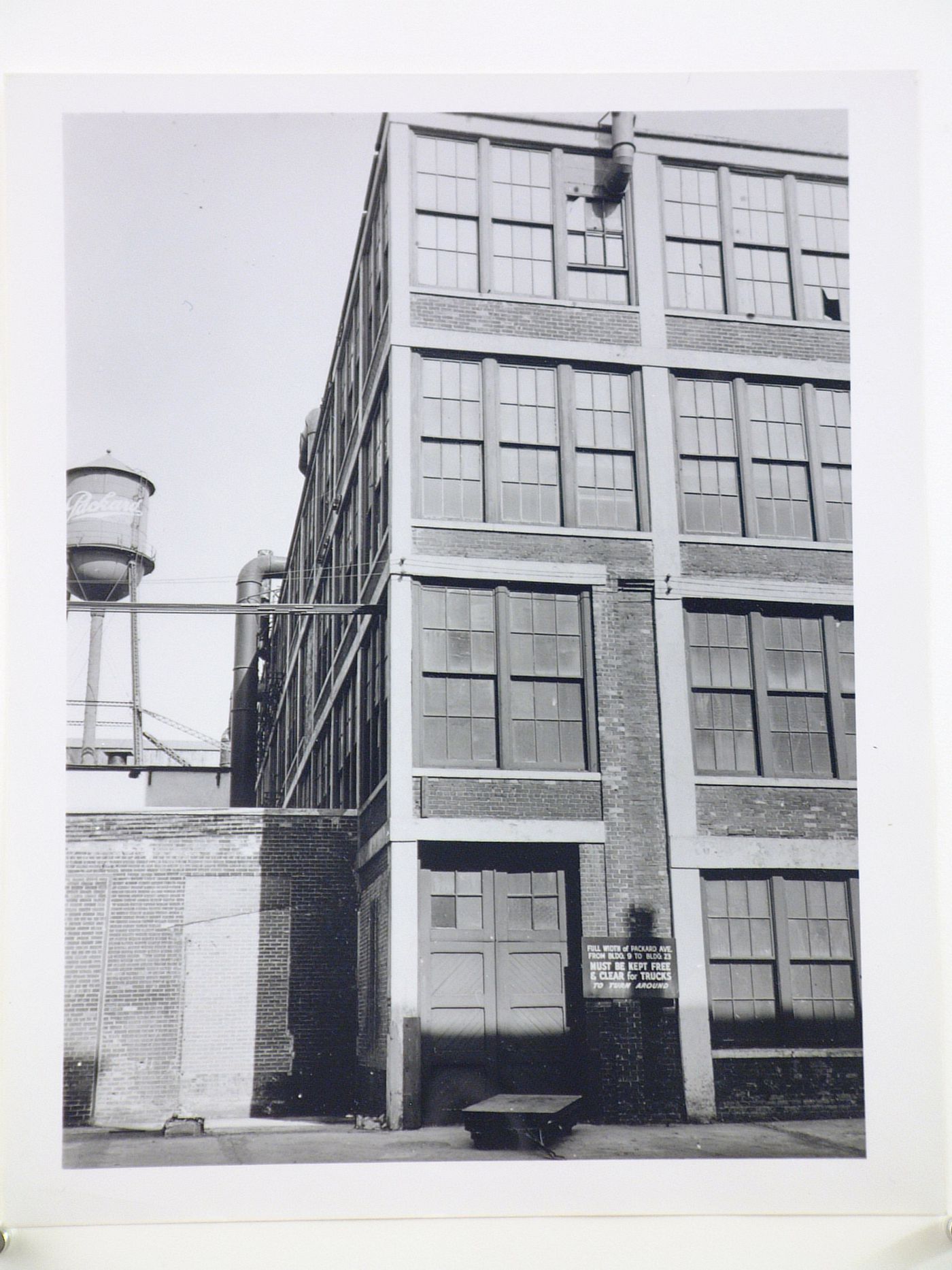 View of the principal [?] and lateral façades of Assembly Building No. 10, Packard Motor Car Company Assembly Plant (now abandoned), East Grand Boulevard, Detroit, Michigan