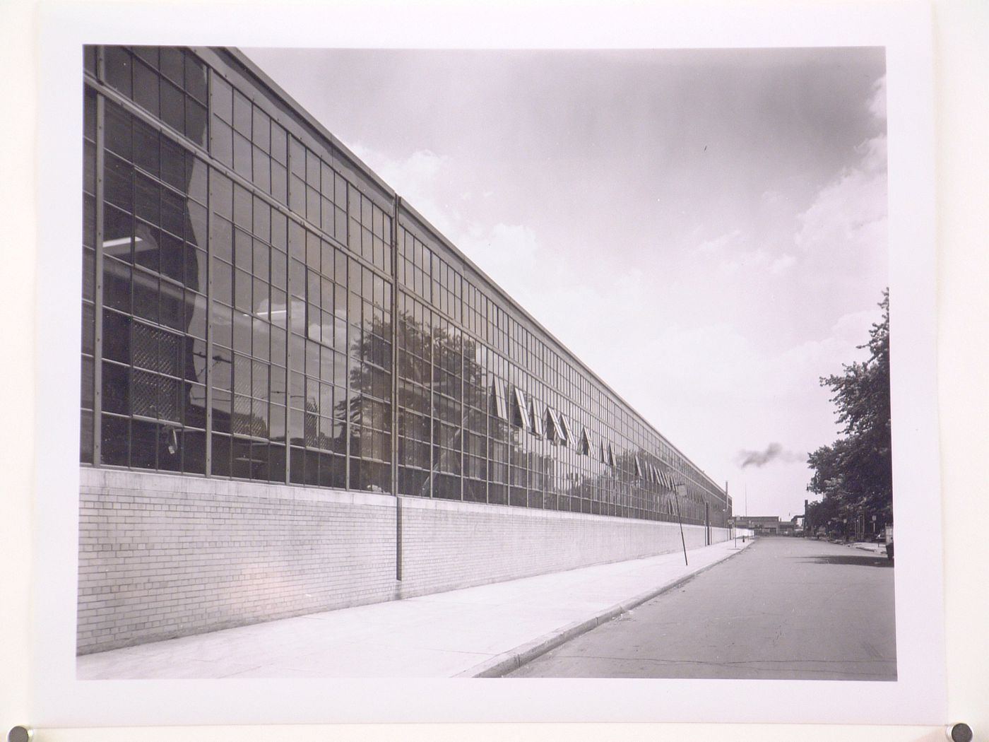 View of the lateral façade of the Sales and Service Building, Chrysler Corporation Plymouth and DeSoto divisions, Terminal Street [?], Detroit, Michigan