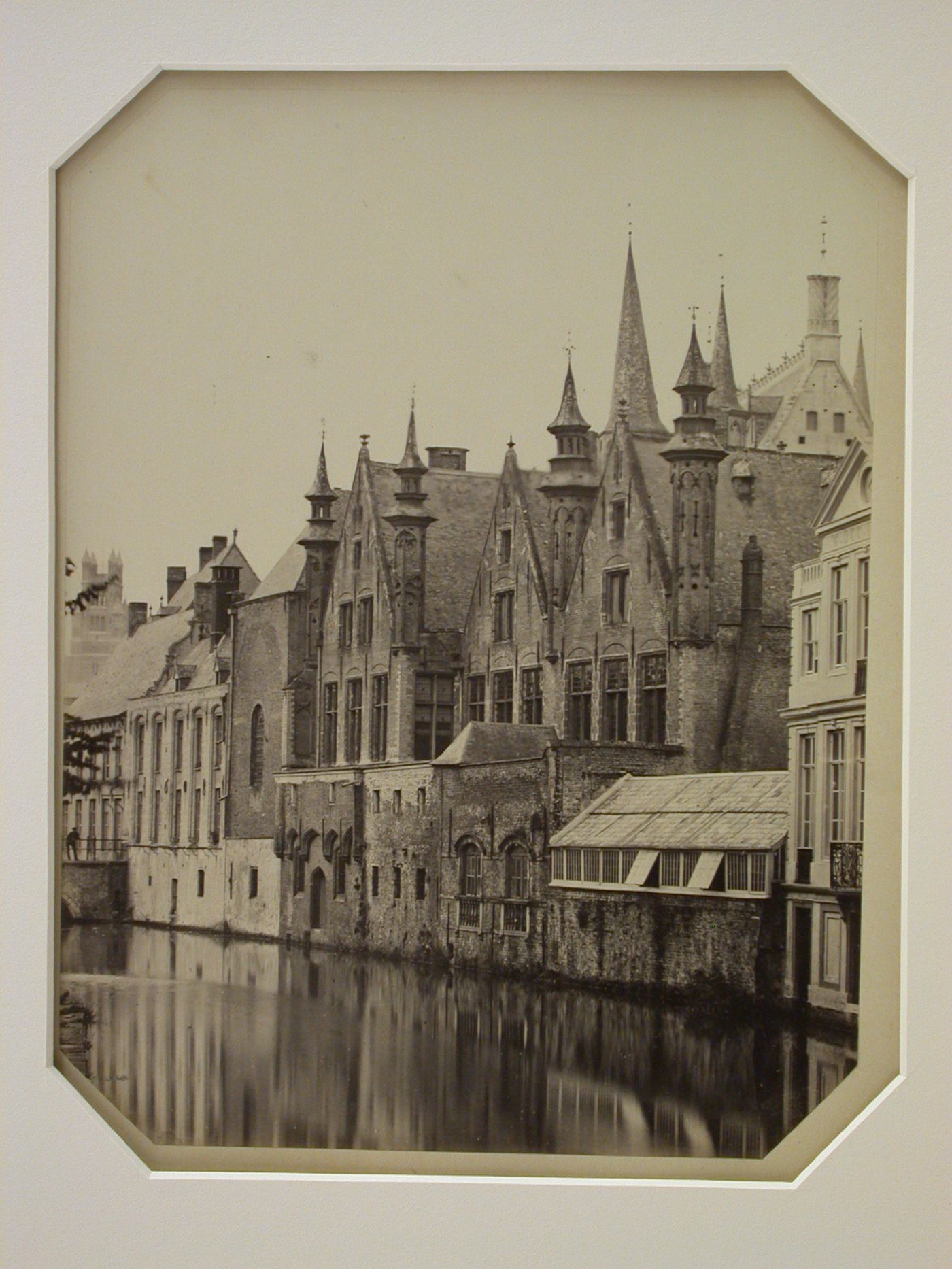 Bruges, pignon de l'Ville, palais des comtes de flandres, [illegible] derrière tour de la cathédrale