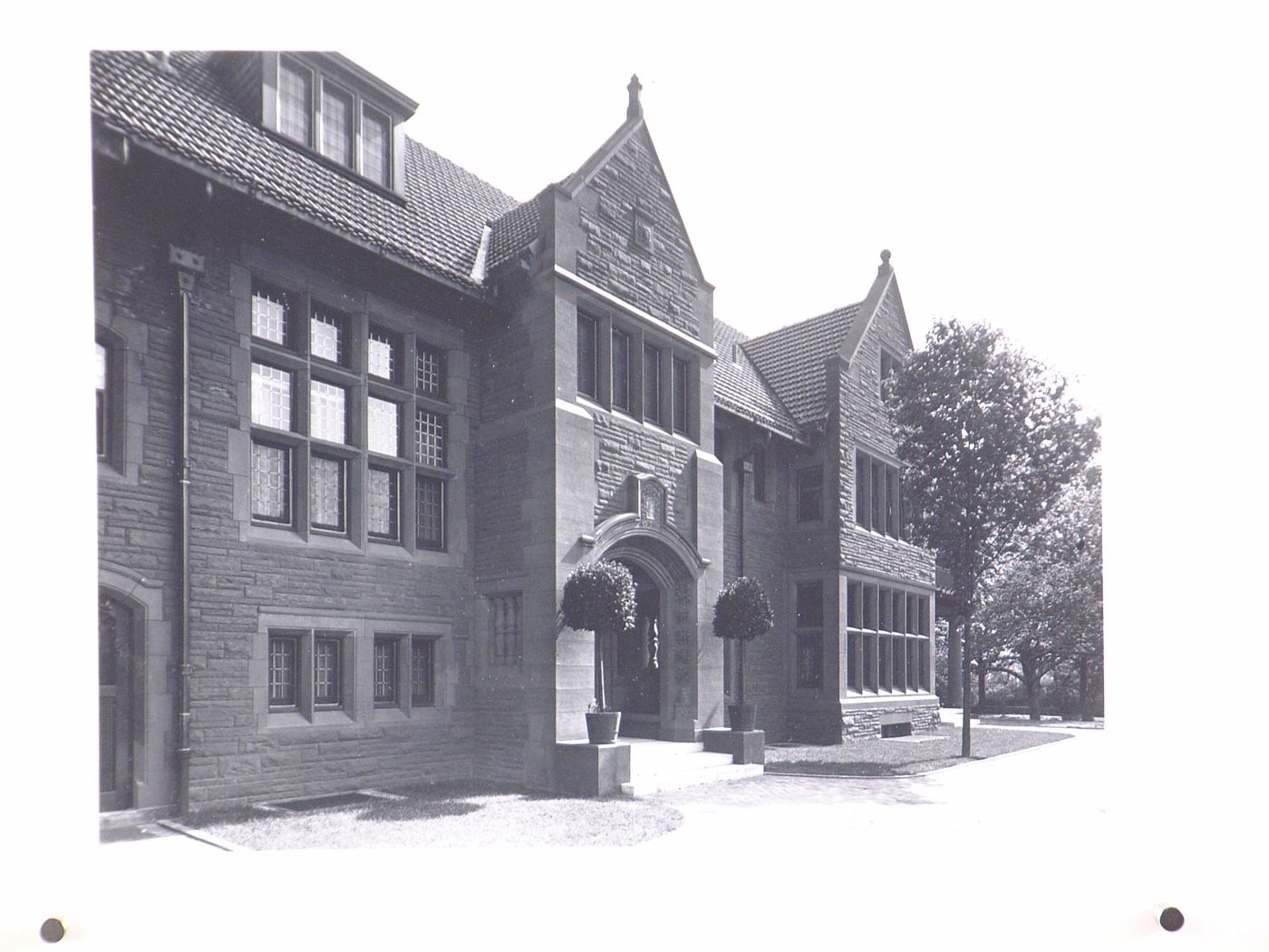 View of the main entrance of the Horace Elgin Dodge house (also known as "Rose Terrace", now demolished), Grosse Pointe, Michigan