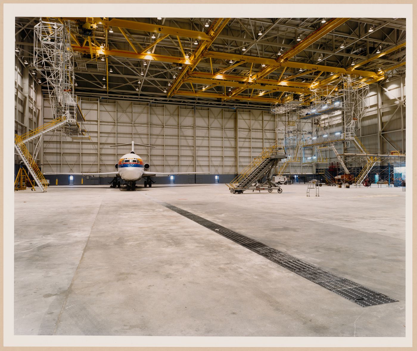 ORD: O’Hare Airfield: United Airlines hangar service center, Chicago, Illinois