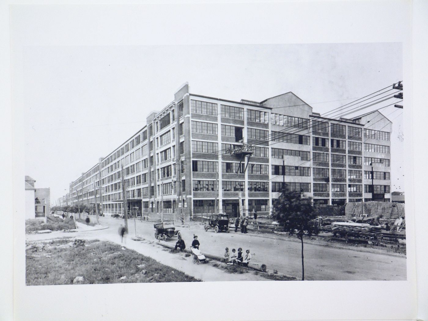 View of the principal and lateral façades of the annex of the Manufacturing Building (now partially a warehouse and partially abandoned) under construction, Highland Park Plant (now abandoned), Ford Motor Company, Highland Park, Michigan