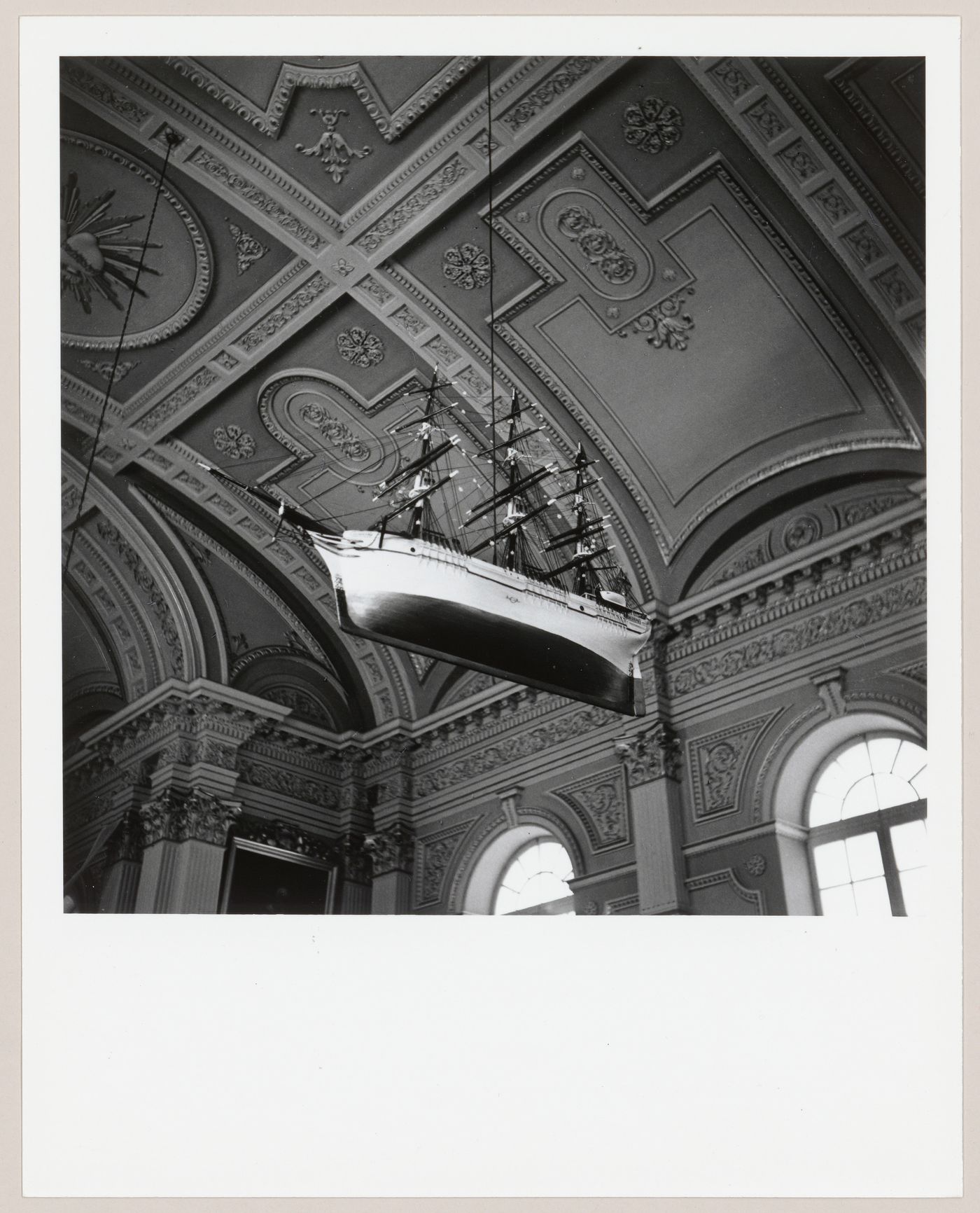 Voûte de de l'église Notre-Dame-de-l'Assomption avec la maquette du navire Saint-Joseph suspendue en ex-voto du plafond, Berthier-sur-Mer, Québec