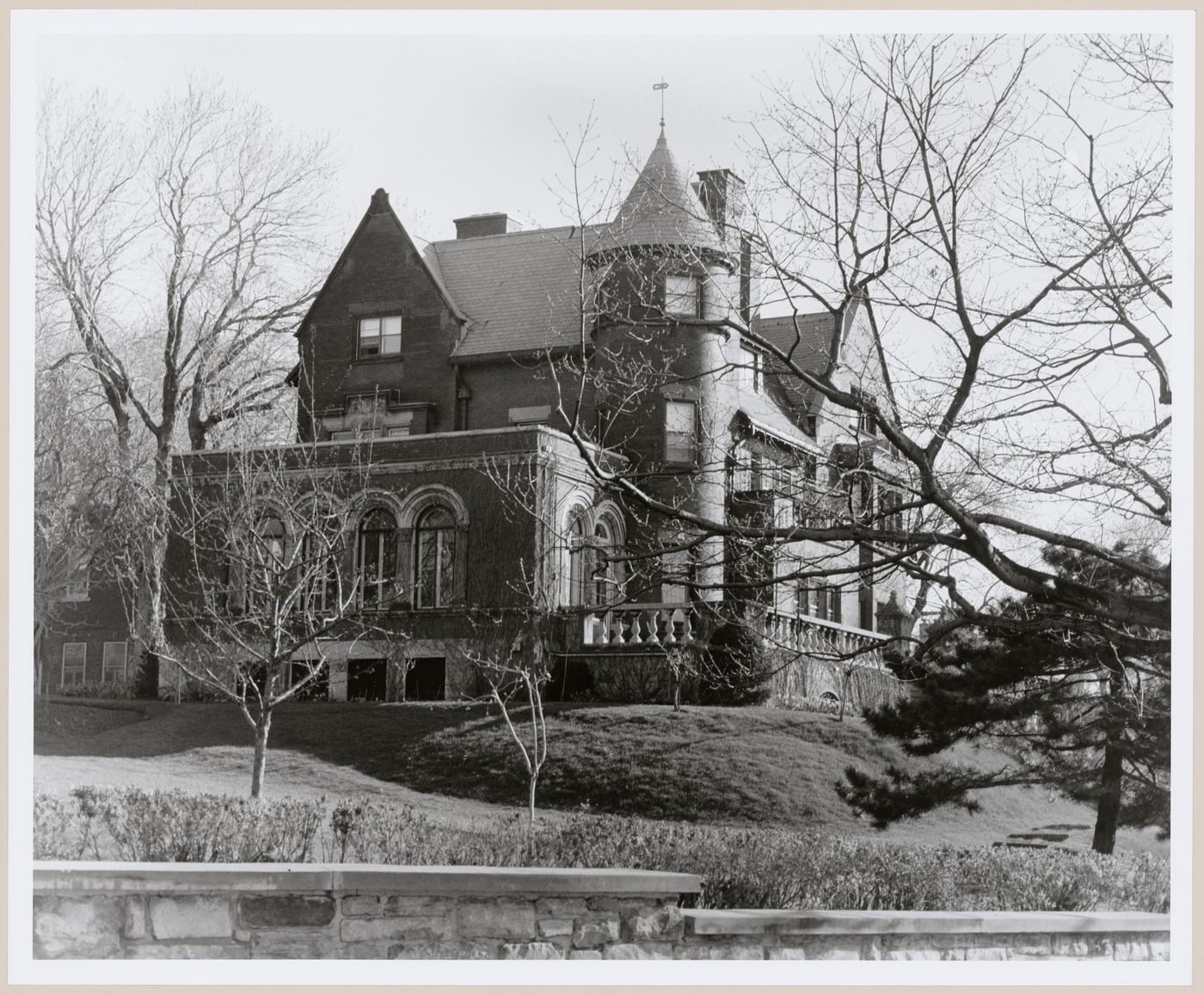 View of the lateral and principal façades of a mansion, 15 Belvedere, Westmount, Québec