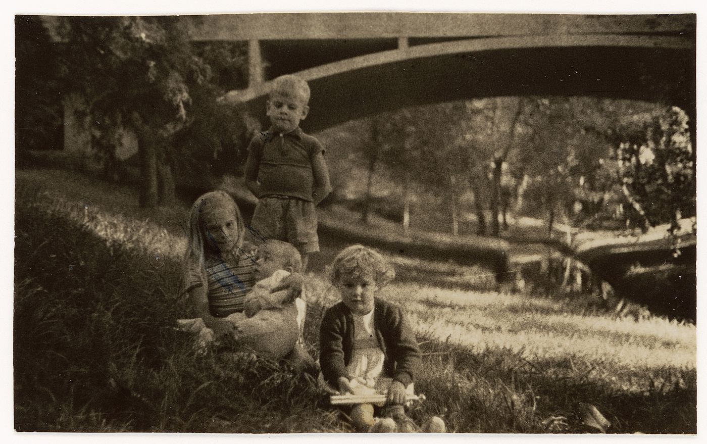 Photograph of the Williams' family children at Casa sobre el arroyo, Mar del Plata, Argentina