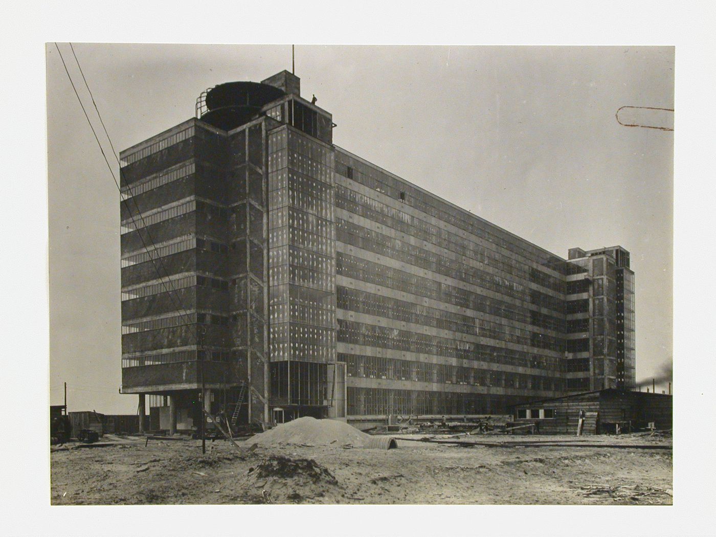 Fabrique à Rotterdam. J.A. Brinkman et L. C. Van der Vlugh architectes