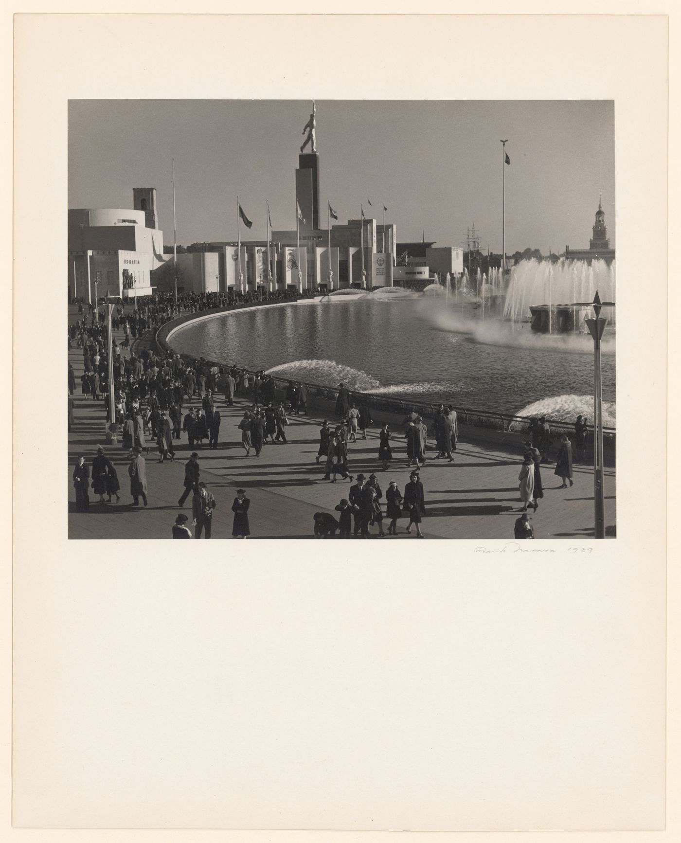 New York World's Fair (1939-1940): Crowds walking around the Lagoon of Nations, Soviet Republics pavilion in background