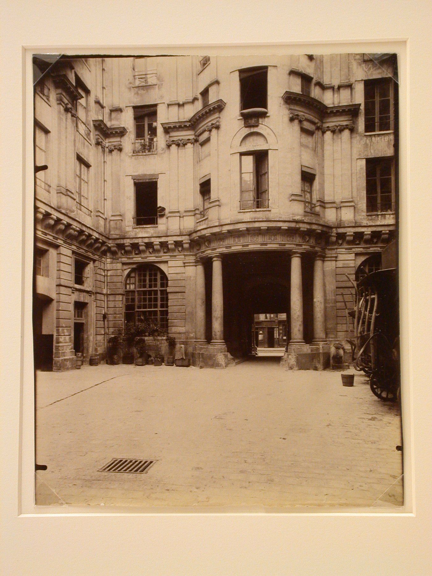 Hôtel de Beauvais: Looking across courtyard to entrance and street, Paris, France