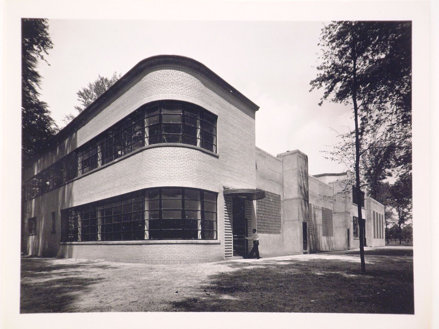 View of the principal and lateral façades of a laboratory, General Motors Corporation Argonaut Realty division Diesel Engine Assembly Plant, Redford, Michigan