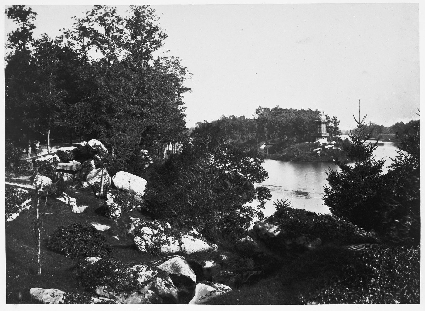 View of the Lac Inférieur, pointe sud de l'île et belvédère, Bois de Boulogne, Paris, France