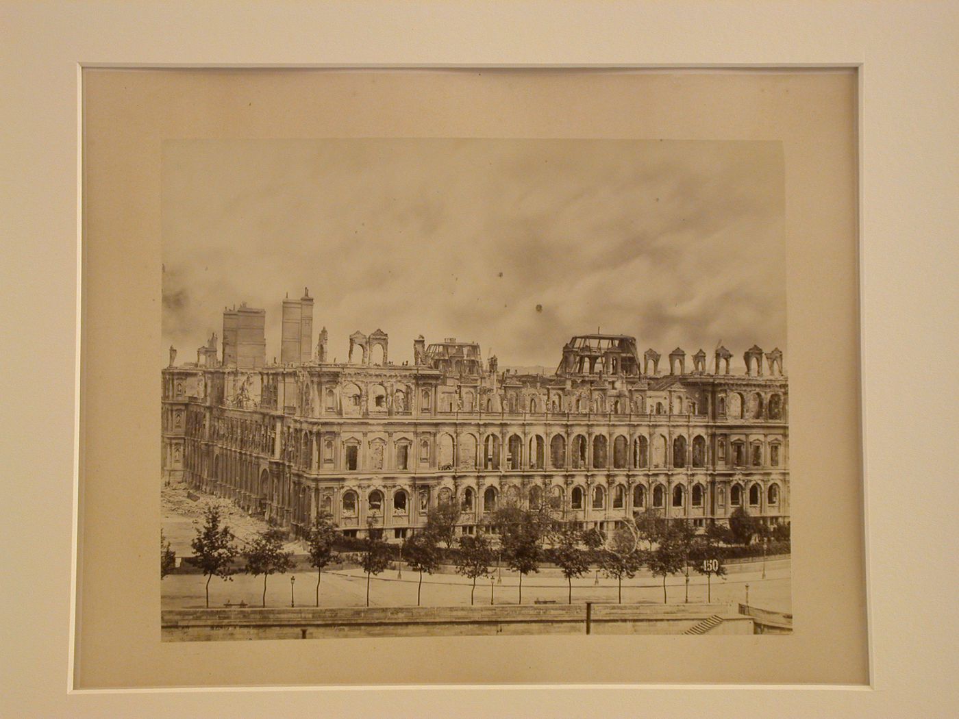 Vue de l'Hôtel de Ville de Paris incendié le 24 mai 1871