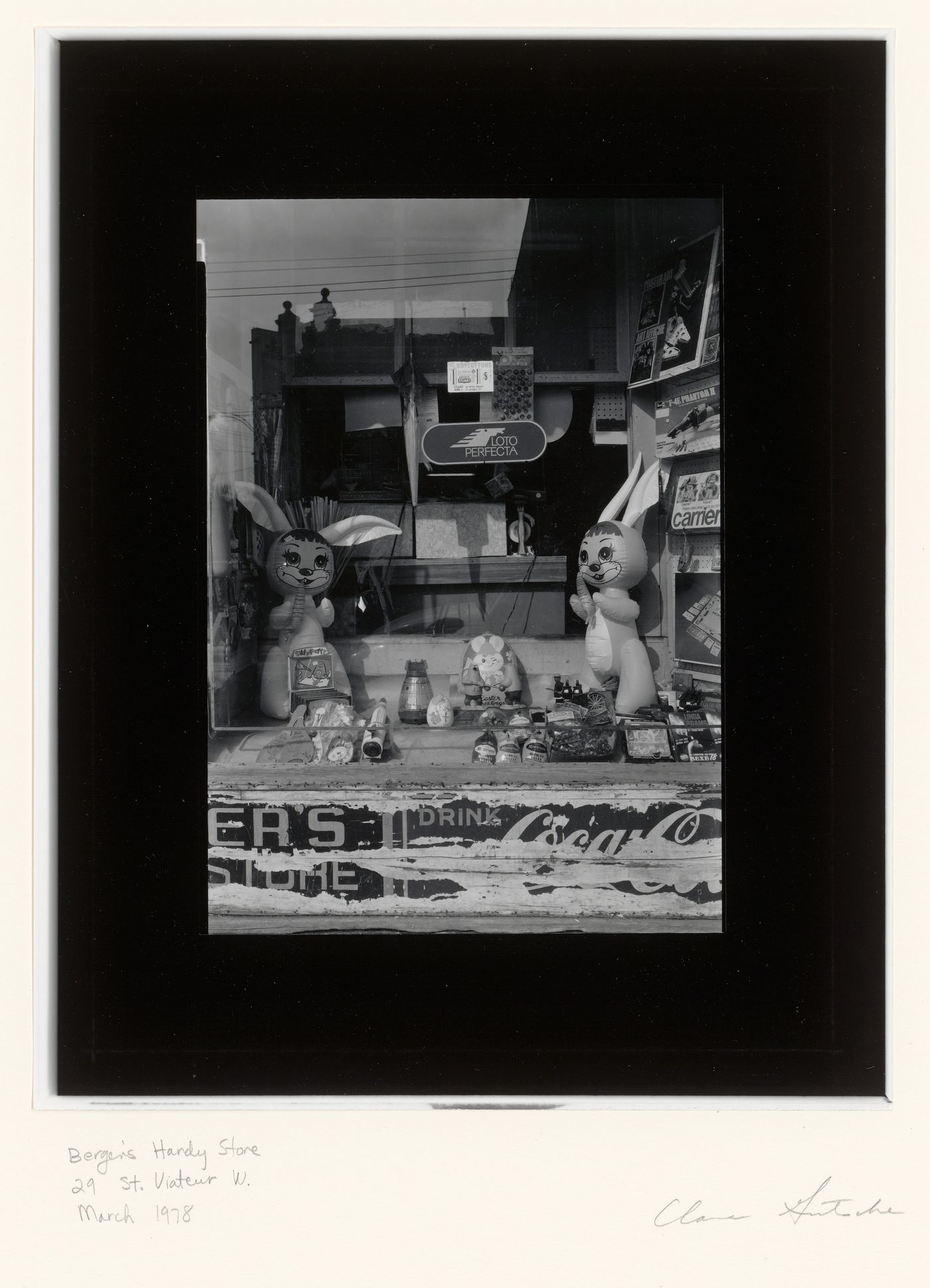 View of a display window of the Berger's Handy store, 29 rue Saint-Viateur Ouest, Montréal, Québec