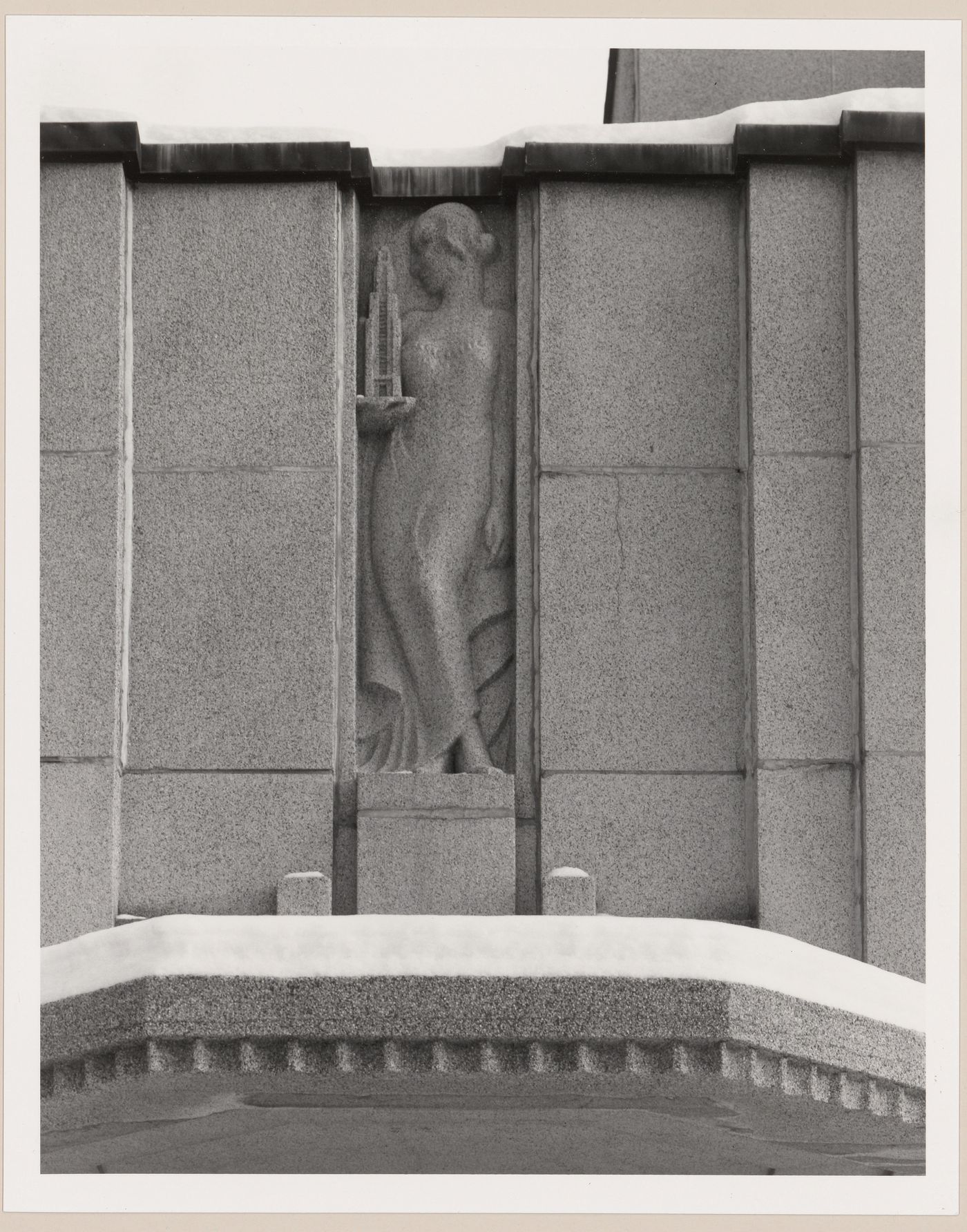 Vue de la sculpture au-dessus de la porte d'entrée de la Maison Ernest ...