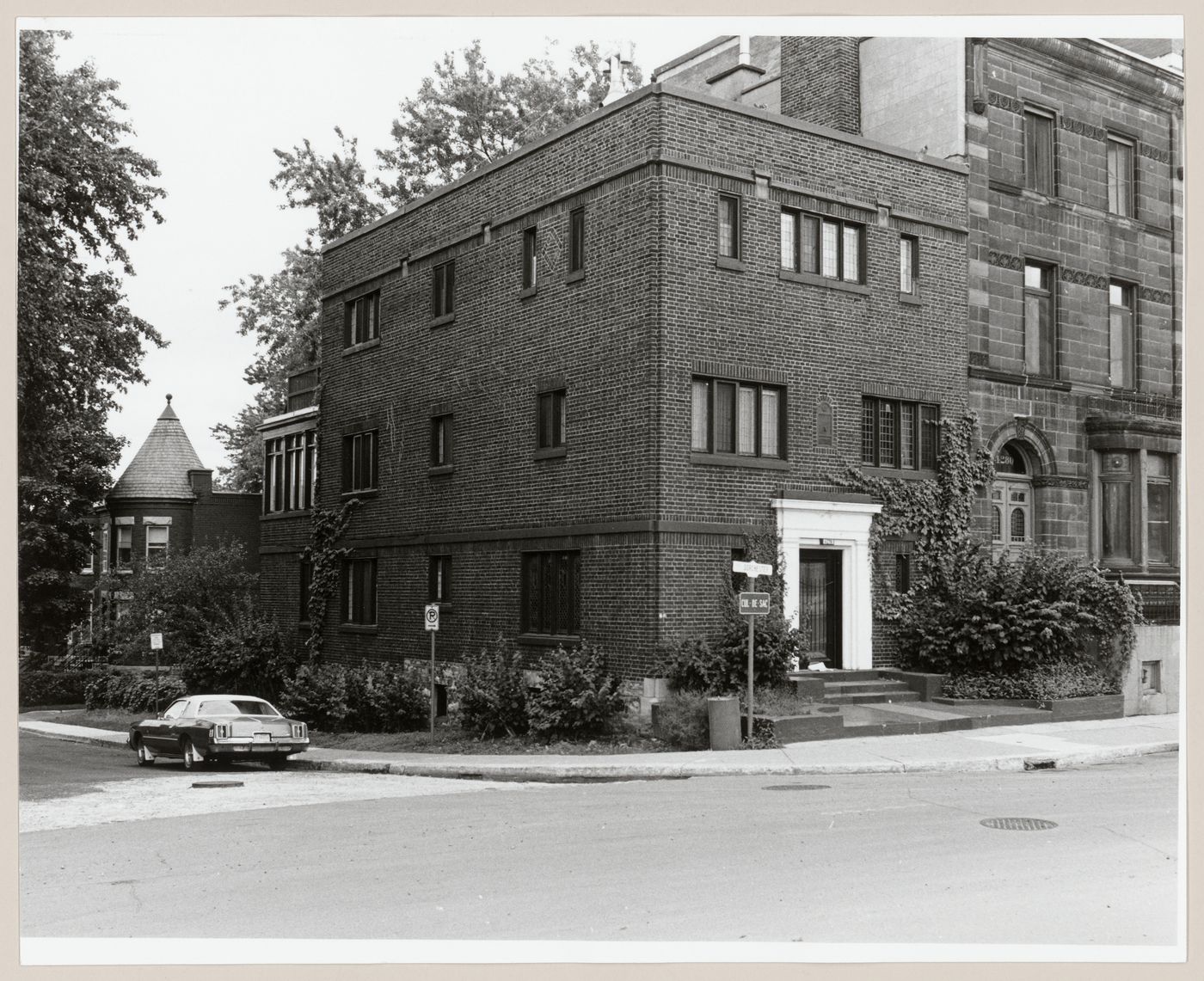 View of the principal and lateral façades of a house, 4278 boulevard Dorchester, Westmount, Québec