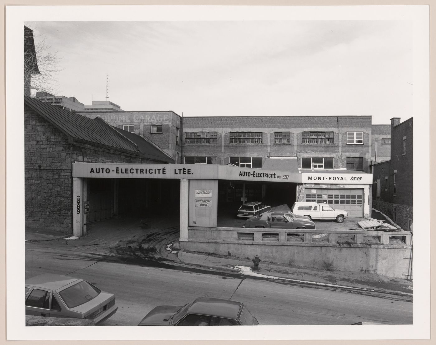 Garage exteriors, Carrefour St-Denis, Montréal, Québec.