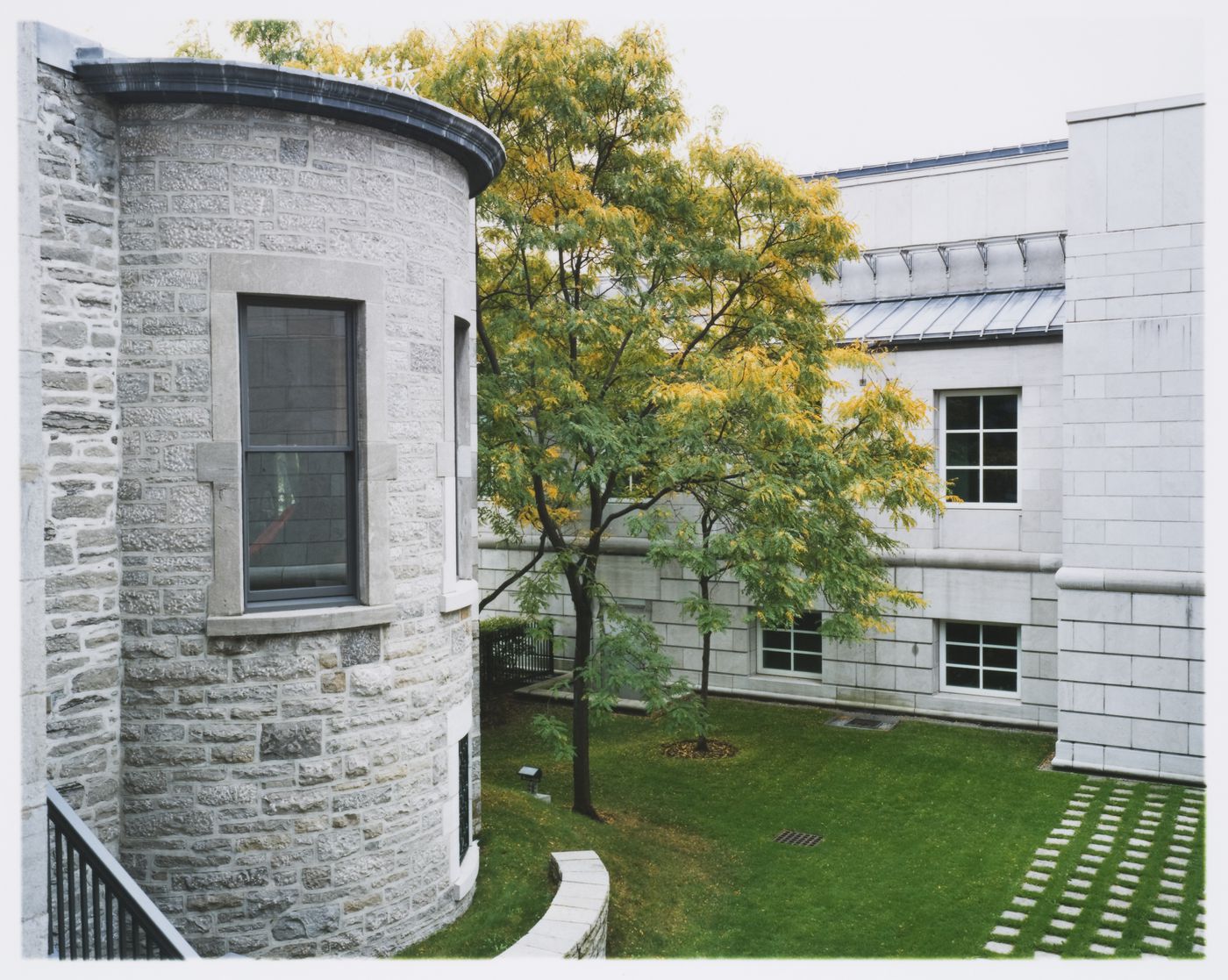 View of the Visitors' Courtyard, Canadian Centre for Architecture, Montréal
