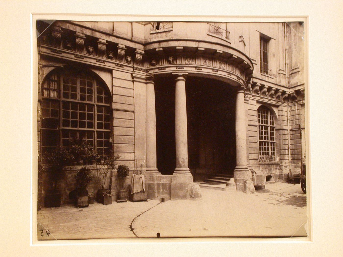Hôtel de Beauvais: Courtyard, looking at entrance portico and street, Paris, France