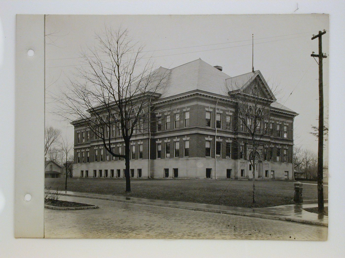 Exterior view of Warsaw Olst High School, midwestern United States