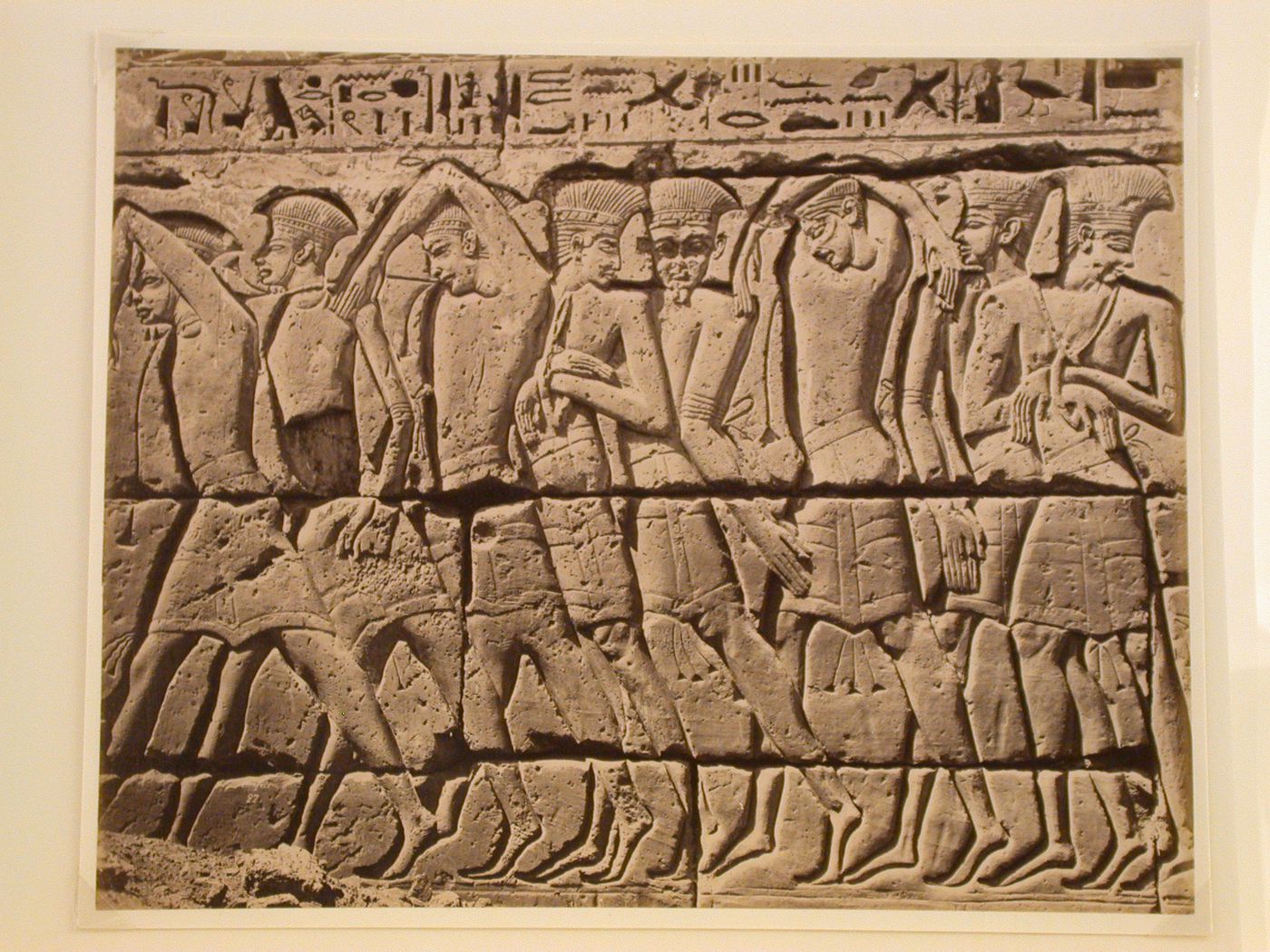 Bas-relief a gauche de la porte de Medinet-Abou, Thebes