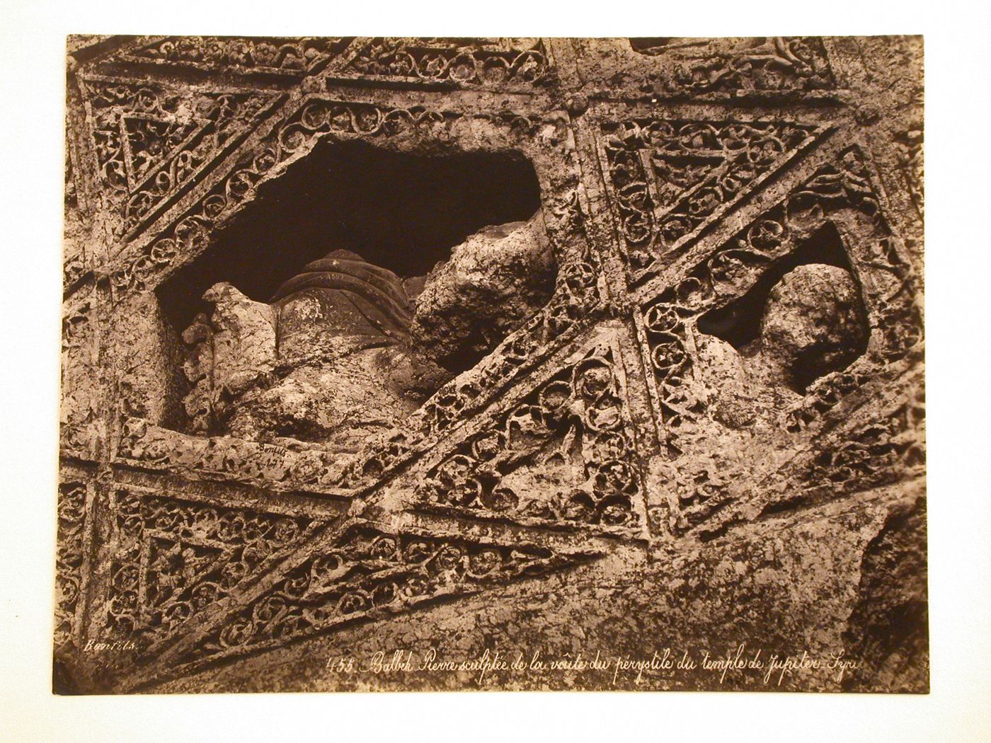Balbek Pierre sculptée de la voute du pérystile du temple de Jupiter Syria