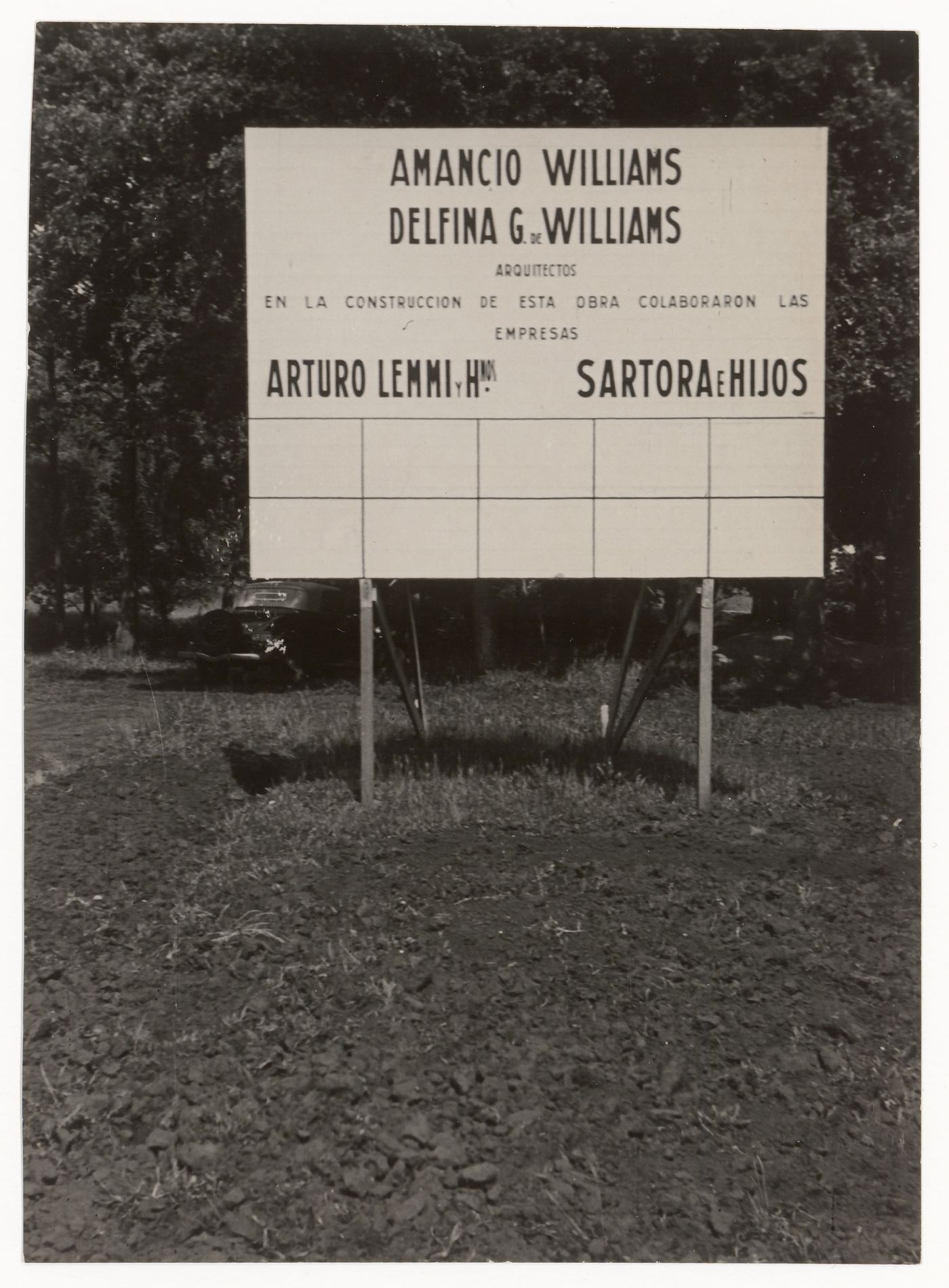 Photograph panel advertising the design and construction team for Casa sobre el arroyo, Mar del Plata, Argentina