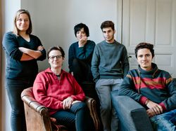 Aubrey Wade, Sabine et ses filles jumelles, Charlotte et Miriam, ainsi que les deux garçons syriens qu'elles hébergent, Juan et Mohammed